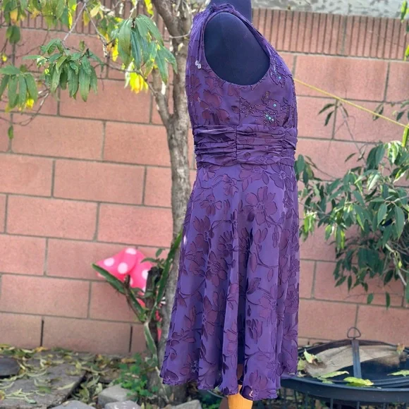 Narianna Sleeveless V Shape Beaded Top, Floral Dress - Picture 6 of 15